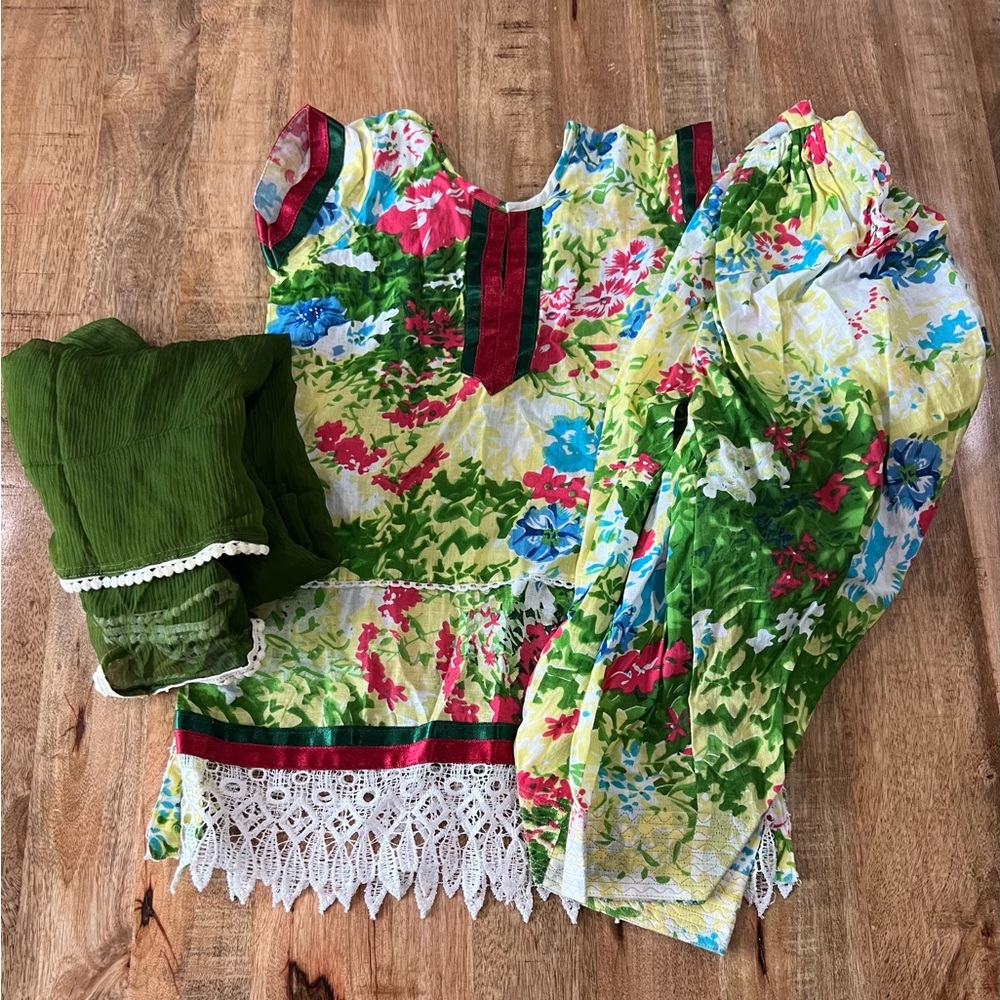 Girls cotton casual suit.